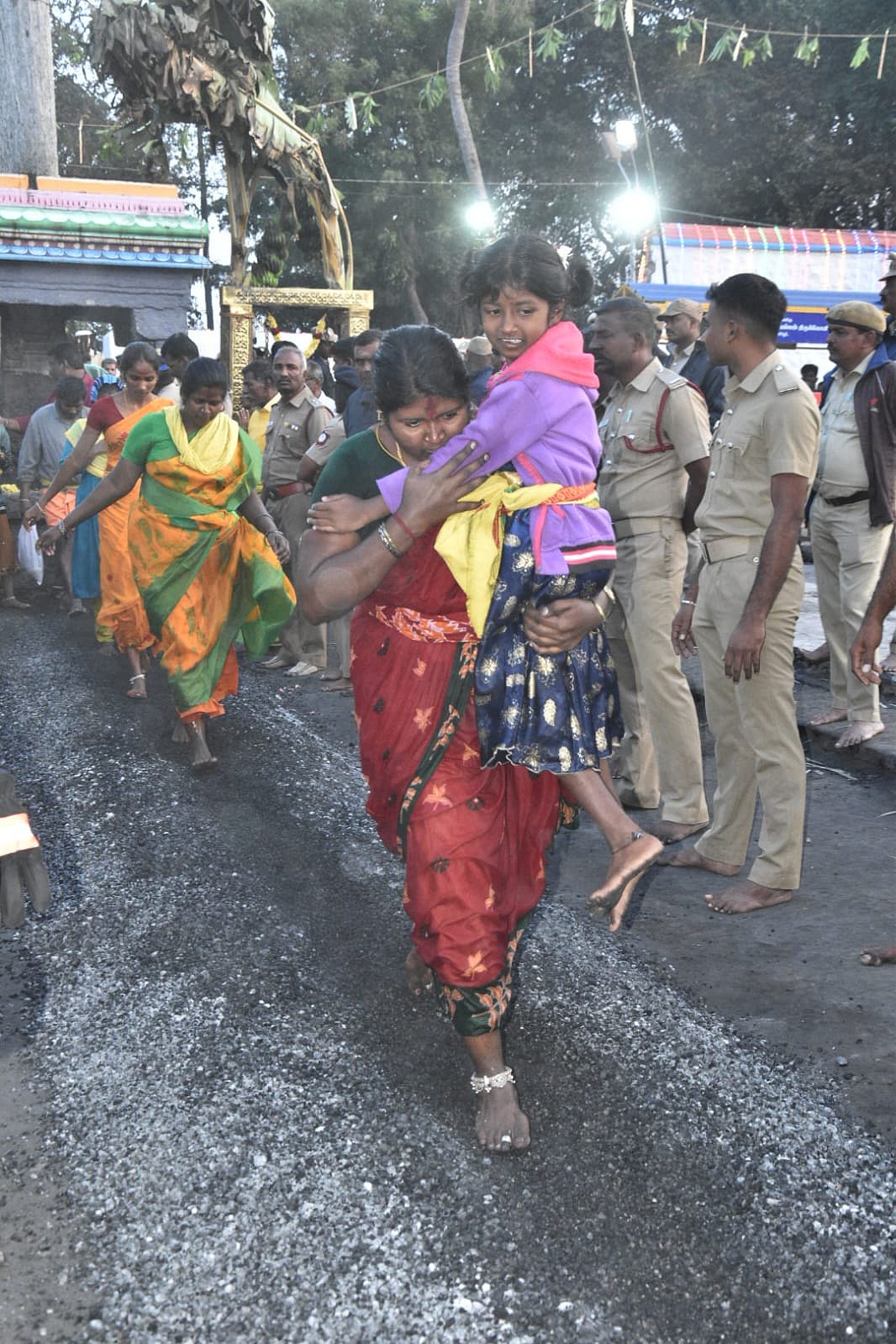 கோபி: பாரியூர் கொண்டத்து காளியம்மன் கோயில் திருவிழா - அக்னி குண்டத்தில் இறங்கிய பக்தர்கள் | Album