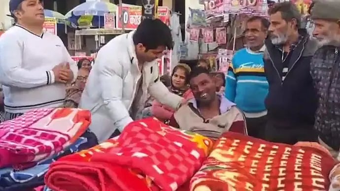 `இது கடவுள் கொடுத்த பொறுப்பு - யாசகம் பெற்று குளிரிலிருந்து ஏழைகளை பாதுகாக்கும் யாசகர் ராஜு
