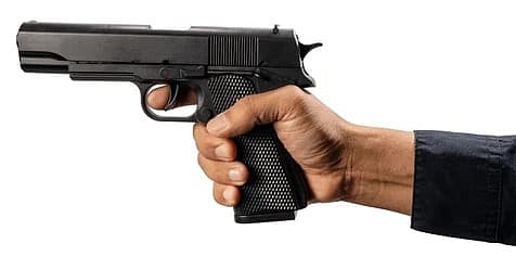 காதல் கணவனை கைவிட்டுவிட்டு வேறொருவருடன் திருமணம் - பழிவாங்க பெண் ஆட்டோ டிரைவரை சுட்டுக்கொன்ற காதலன்