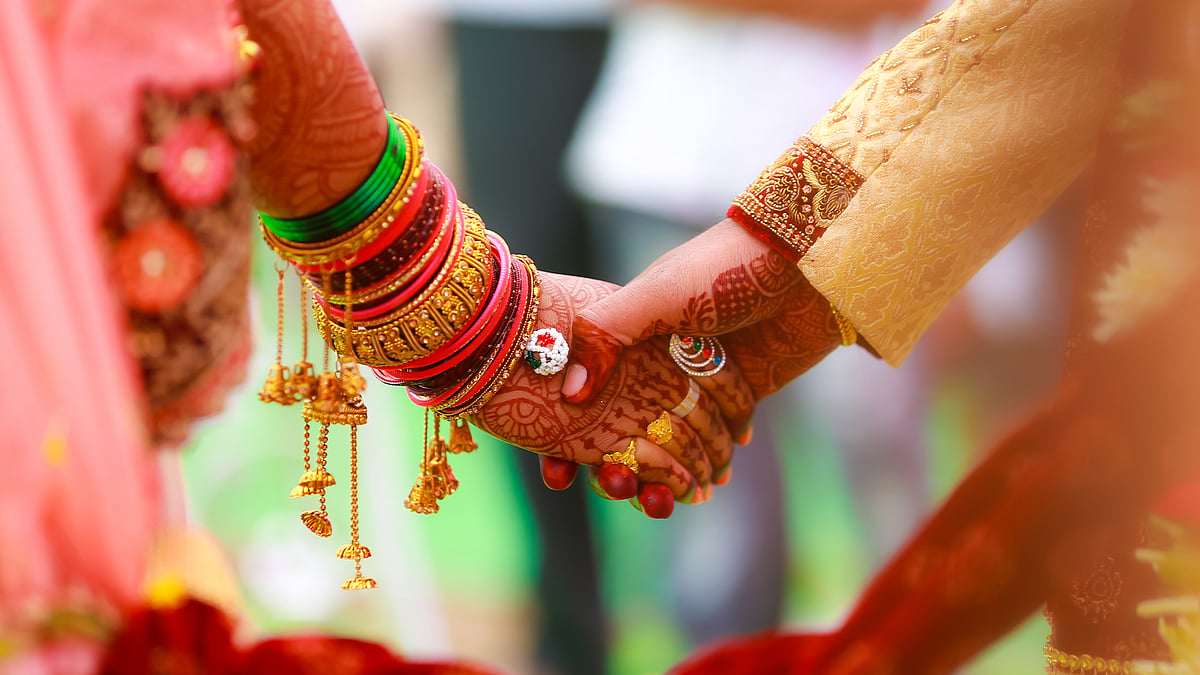 இன்ஸ்டாகிராம் காதலனுக்காக 3 குழந்தைகளை கைவிட்டபெண் - மனைவிக்கு திருமணம் செய்து வைத்த கணவன்