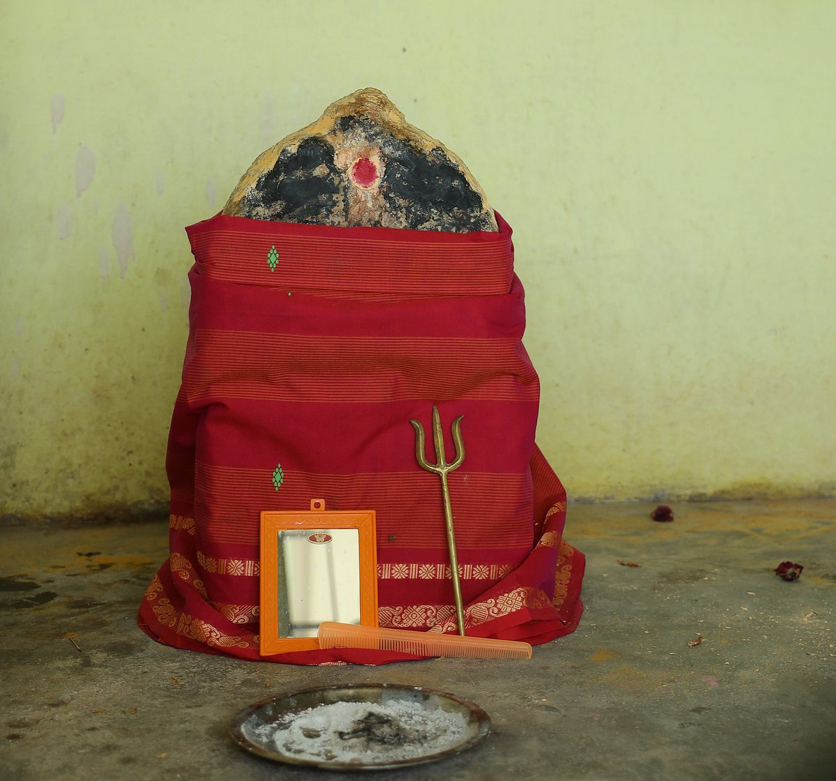 ஆங்காரிகளின் கதை 01: முண்டம்புள்ளி... பாவச்சோறு... நடுவீட்டுகாரங்க! - கன்னியம்மை தெய்வமான கதை