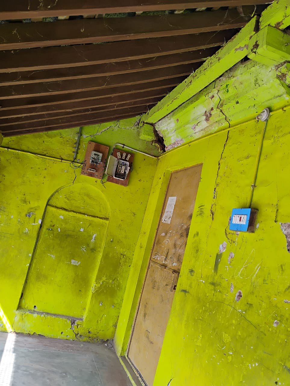 தஞ்சை:-கோயில்-வளாகத்தில்-இயங்கும்-அரசு-உதவி-பெறும்-பள்ளி;-கேள்விக்குறியாகும்-கல்வி!---கவனிப்பார்களா?