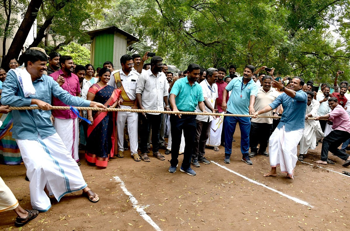 ஈரோடு: சிலம்பம் சுற்றி, கயிறு இழுத்த ஆட்சியர்... களைகட்டிய பொங்கல் விழா |  Photo Album