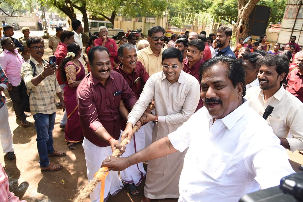 மதுரை:  உறியடித்த ஆட்சியர்... கயிறு இழுத்த அமைச்சர் - களைகட்டிய பொங்கல் கொண்டாட்டம்!