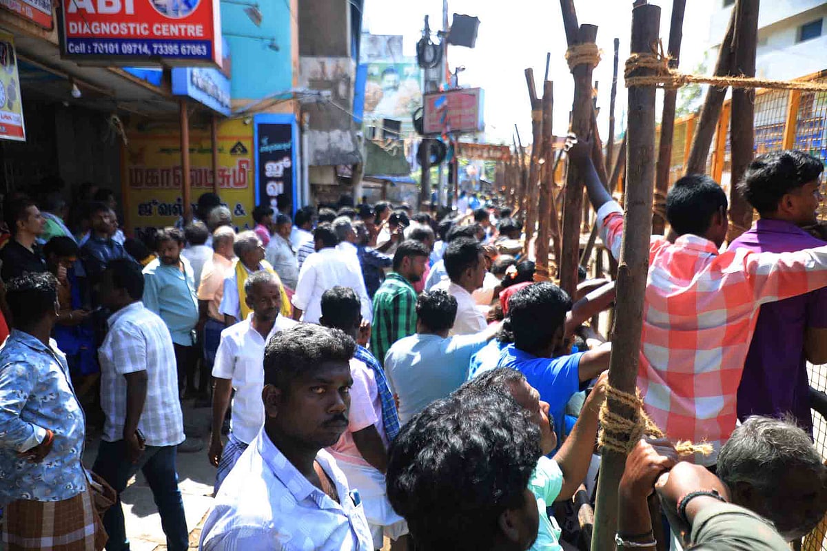 அவனியாபுரம்-பாரம்பர்ய-ஜல்லிக்கட்டு:-சீறிப்-பாய்ந்த-காளைகள்,-சாகசம்-காட்டிய-வீரர்கள்!