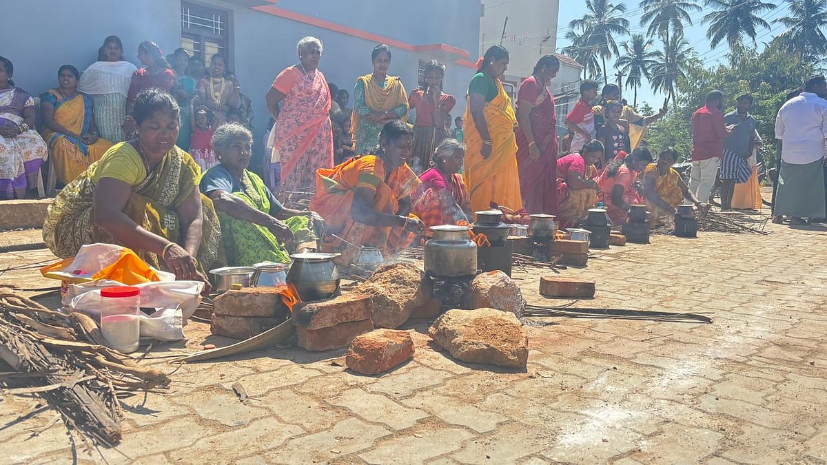 தேனி:  எங்களின் தாகம் தீர்த்தவர் ஜான் பென்னிகுயிக் - பொங்கல் வைத்து கொண்டாடும் ஊர் பொதுமக்கள்