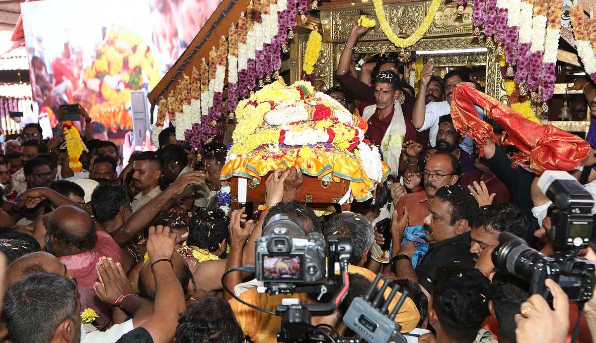 சபரிமலை: நாளை வரை திருவாபரண தரிசனம்...
20-ம் தேதி சாத்தப்படும் நடை!