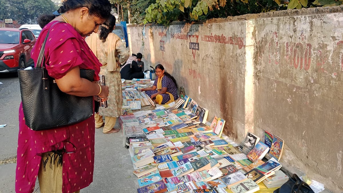 `போதிய தொகை இல்லை; உள்அரங்கில் இடம் கிடைப்பதில்லை; ஆனா.! - சாலையோர புத்தக கடைகள் ரவுண்ட்அப்