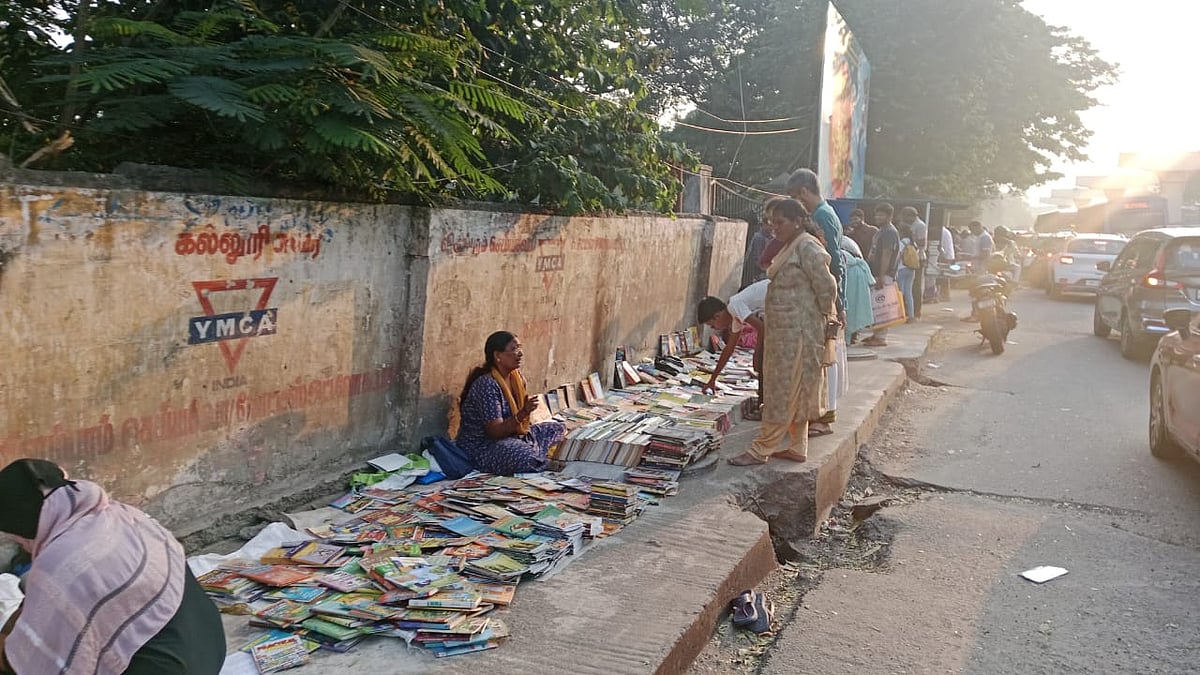 சாலையோர புத்தக கடைகள்