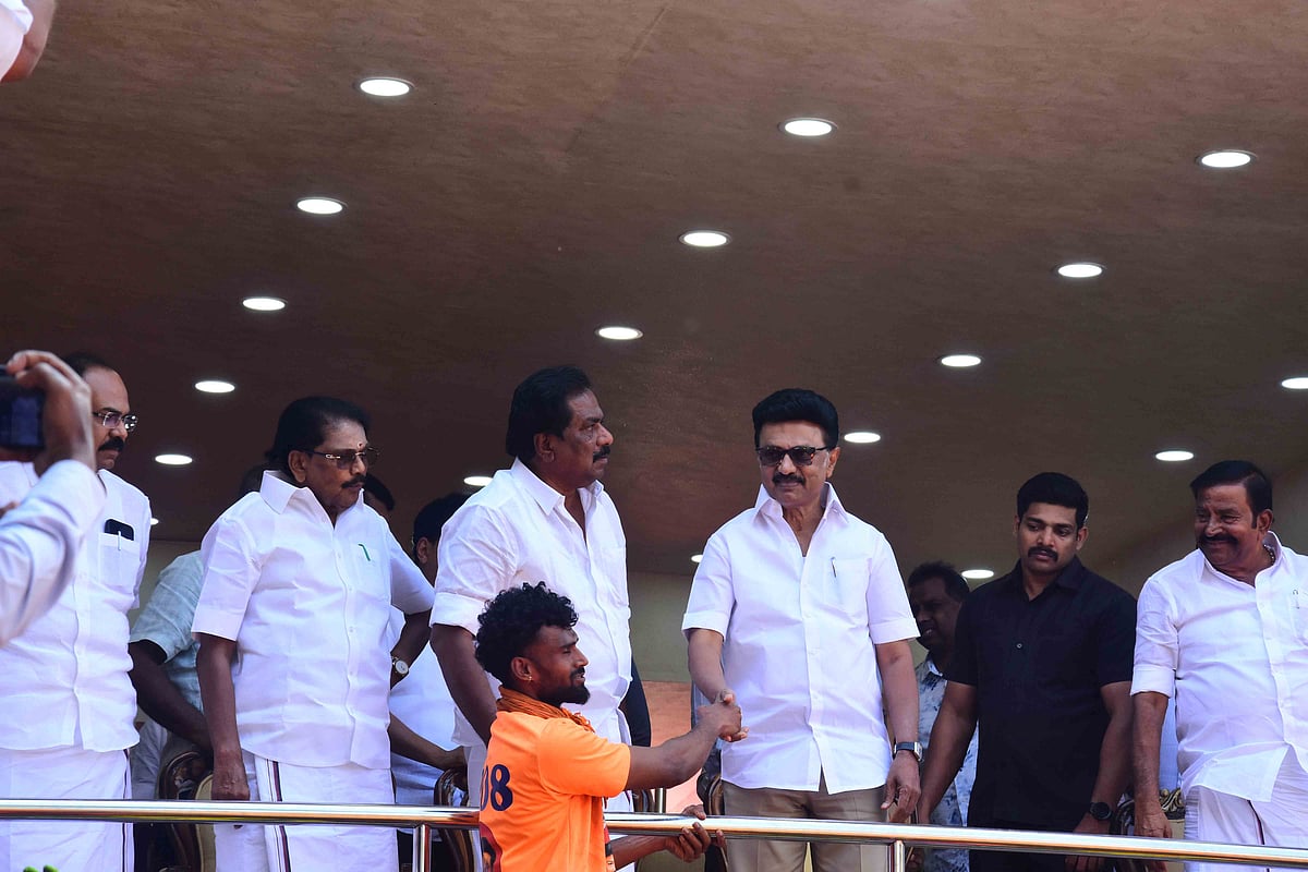 அலங்காநல்லூரில் சீறி பாய்ந்த காளைகள்... துணிந்து நின்ற வீரர்கள்! | ஜல்லிக்கட்டு கிளிக்ஸ்