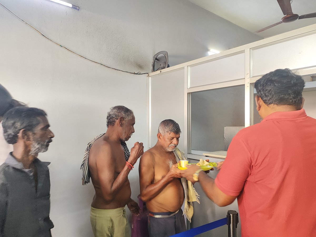 `10 ரூபாய்க்கு பசி தீரும் அளவுக்கு சாப்பாடு! - நெகிழ வைக்கும் சேலம் தம்பதியின் கதை