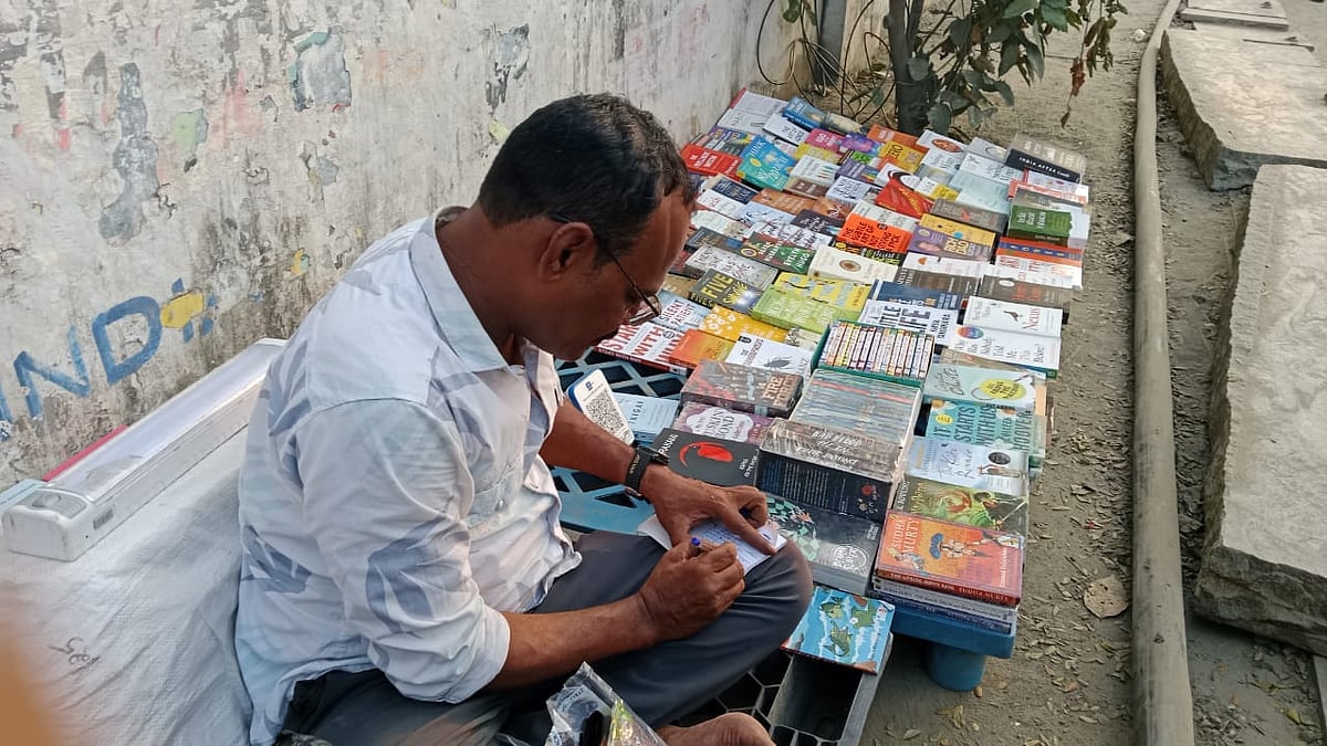 சாலையோர புத்தக கடைகள்