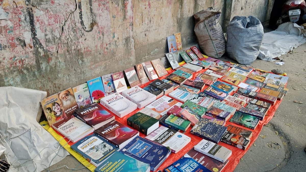 சாலையோர புத்தக கடைகள்