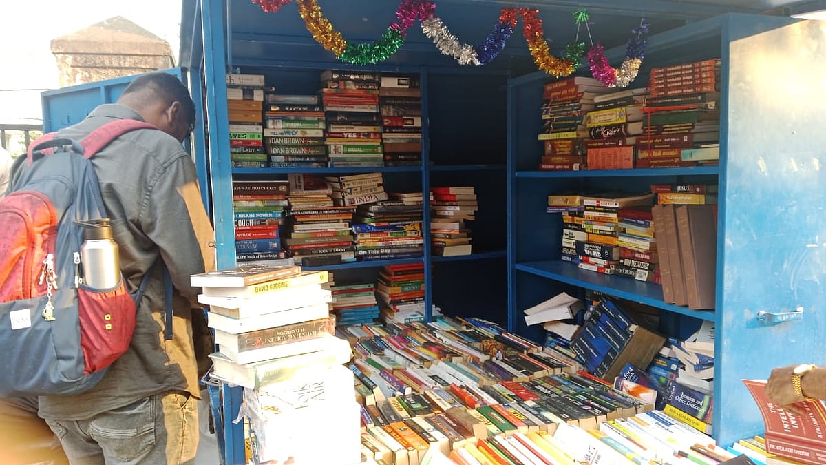 சாலையோர புத்தக கடைகள்