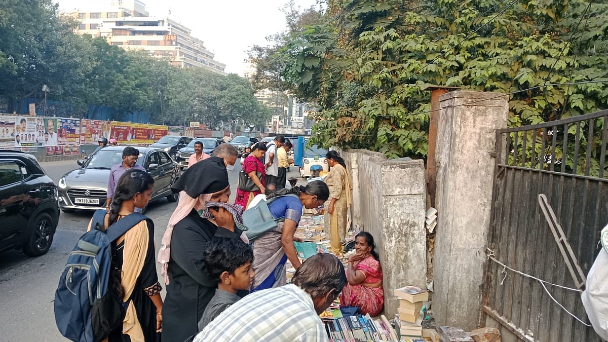 சாலையோர புத்தக கடைகள்