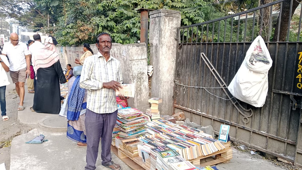 சாலையோர புத்தக கடைகள்