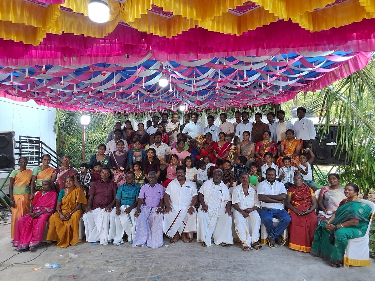 குடும்பத்தினர்களுடன் கிருஷ்ணம்மாள் பாட்டி 