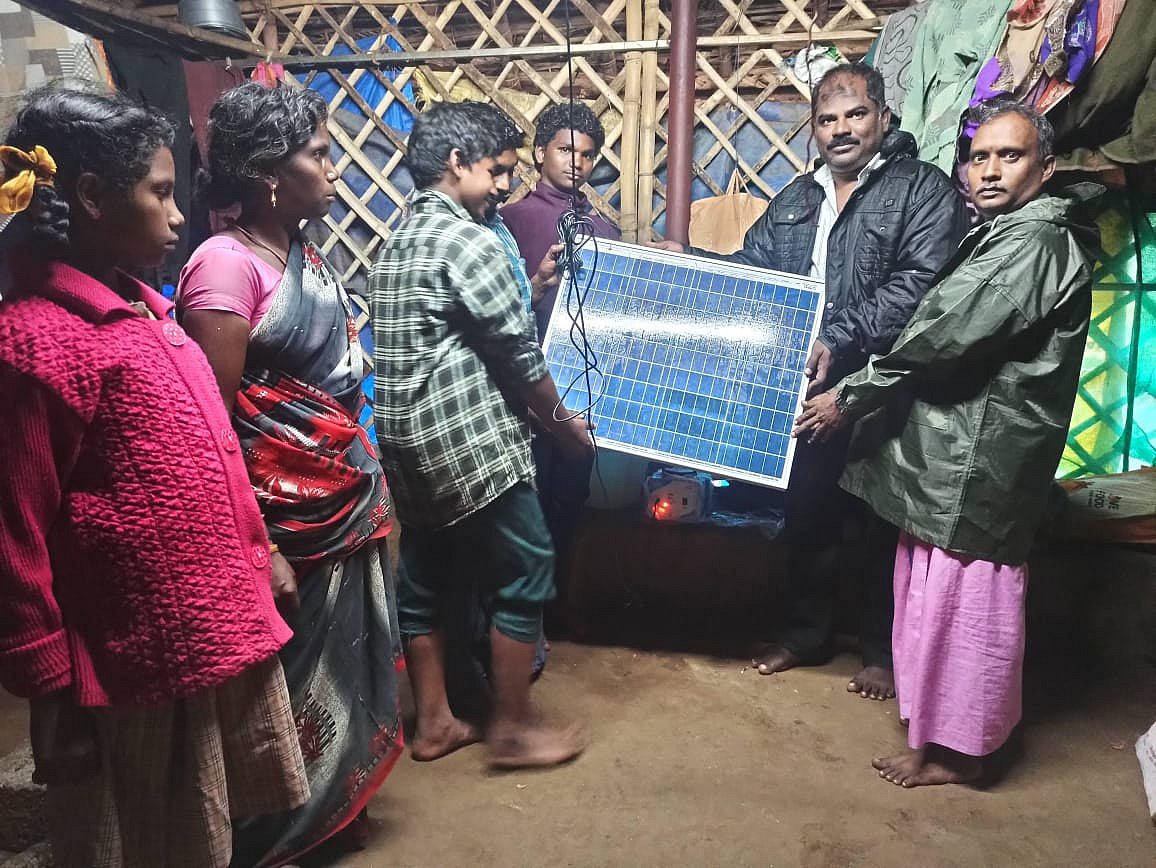 பழங்குடி மக்களுக்கு உதவிகளை வழங்கிய போது.