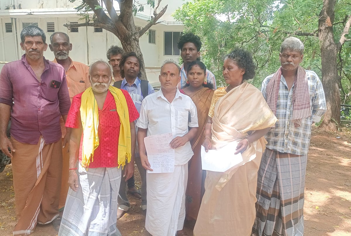 மக்கள் குறைதீர்ப்பு முகாமில் மனு கொடுக்க வந்தபோது