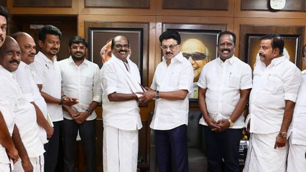 ஓபிஎஸ்-மீது-விமர்சனம்;-தவெக-முகாமில்-ஐக்கியம்?---அதிமுக-அதிருப்தியாளர்களை-ஒருங்கிணைக்கும்-புகழேந்தி?