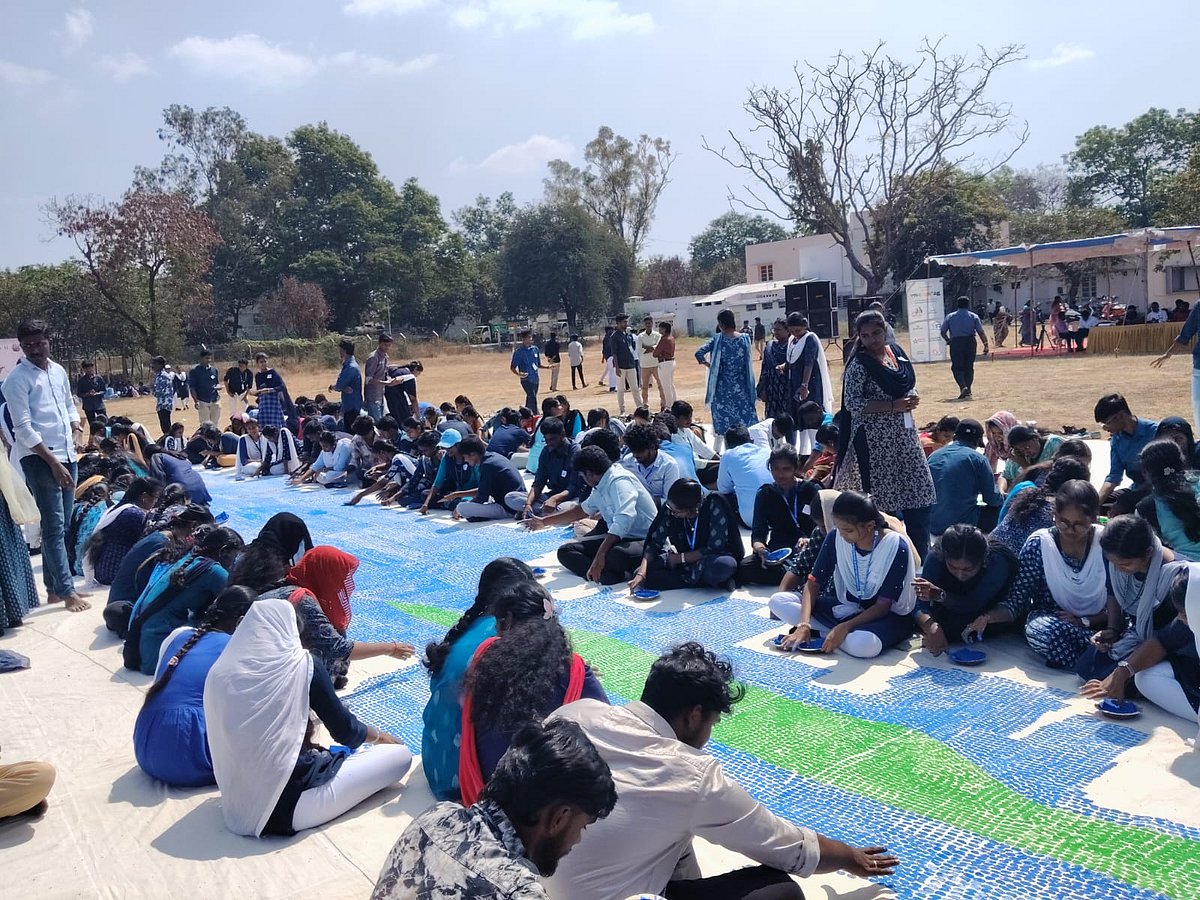 சேலம்: 5 லட்சம் விரல் ரேகைகளில் டாக்டர் அம்பேத்கர் உருவம்; அரசு பொறியியல் கல்லூரி மாணவர்கள் சாதனை!