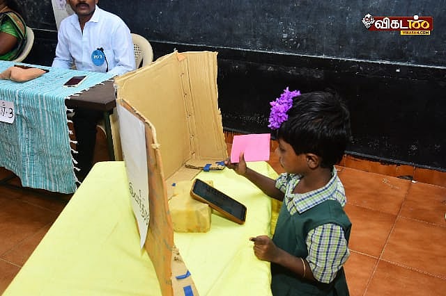 வாக்கு செலுத்திய அரசுப் பள்ளி மாணவ ,மாணவிகள்