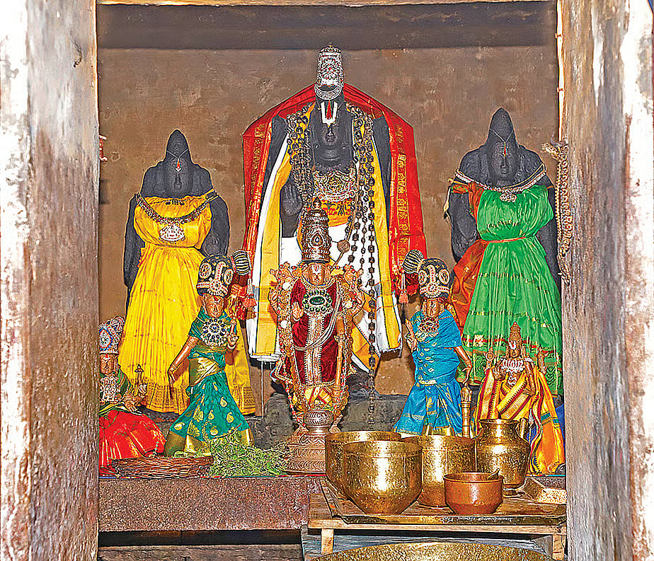 மயிலாடுதுறை தலைச்சங்காடு நாண்மதியப்பெருமாள்