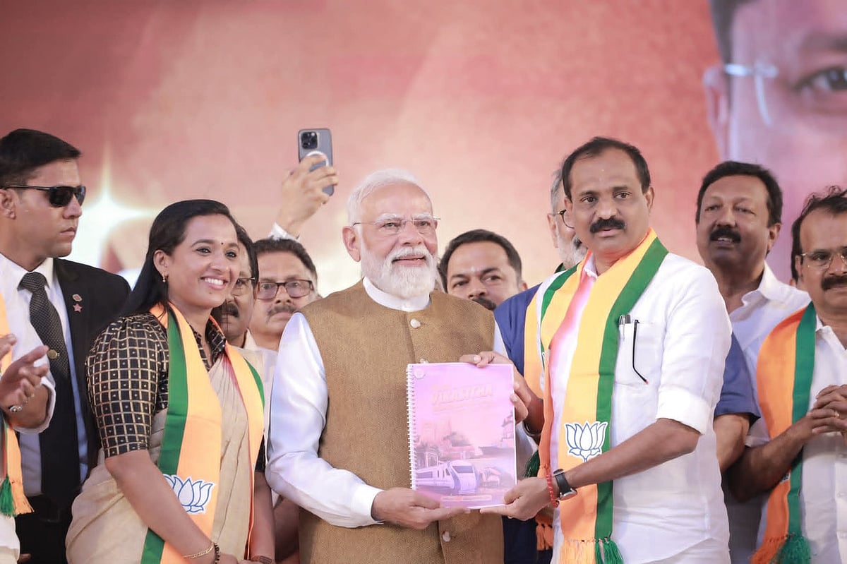 திருவனந்தபுரம் பொதுக்கூட்ட மேடையில் பிரதமர் மோடி