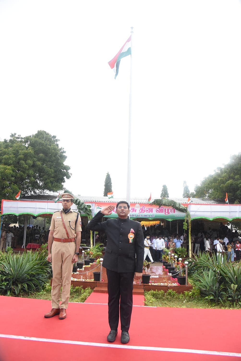 மதுரை-குடியரசு-தின-விழா:-285-பேருக்கு-முதலமைச்சரின்-காவலர்-பதக்கம்-வழங்கிய-ஆட்சியர்-|-Photo-Album