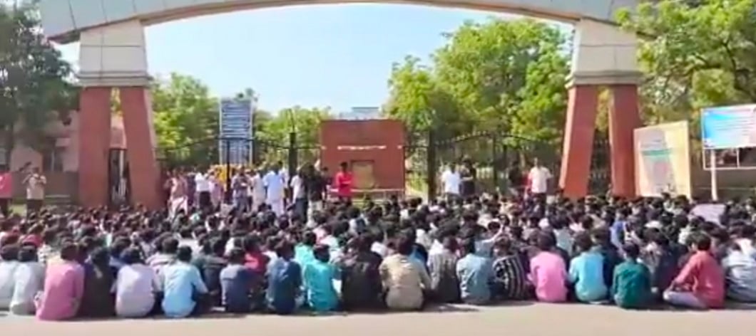 சிவகாசி:-தனியார்-கல்லூரி-மாணவி-தற்கொலை;-போராட்டத்தில்-இறங்கிய-மாணவர்கள்---என்ன-நடந்தது?