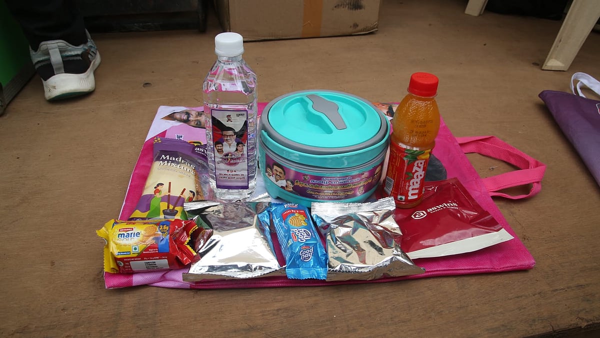 திமுக-மகளிர்-அணி-மாநாடு:-`ஹாட்பாக்ஸில்-பிரியாணி-முதல்-கூல்ட்ரிங்ஸ்-வரை---பையில்-இரு