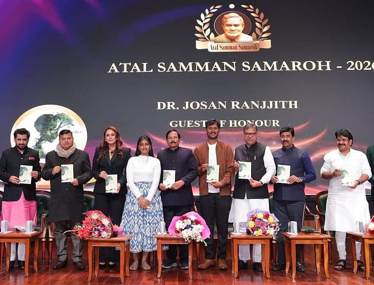 டெல்லி:-திருச்சி-இளைஞரின்-கவிதை-புத்தகம்-வெளியீடு---மத்திய-அமைச்சர்கள்,-நடிகை-ஹூமா-குரேஷி-பங்கேற்பு!