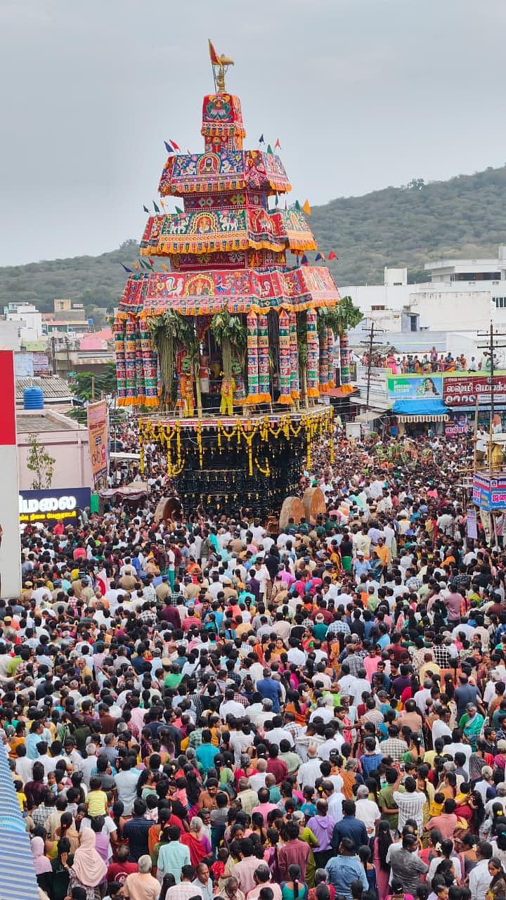 ஈரோடு: சென்னிமலை முருகன் கோயிலில் தைப்பூசத் தேரோட்டம்; வடம் பிடித்து இழுத்த பக்தர்கள் | Photo Album