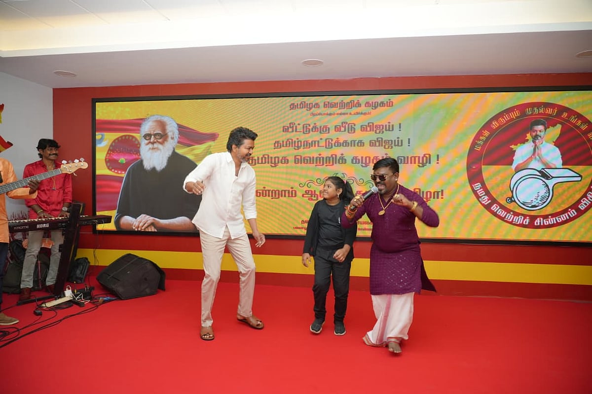 தவெக மேடையில் வேல்முருகன்