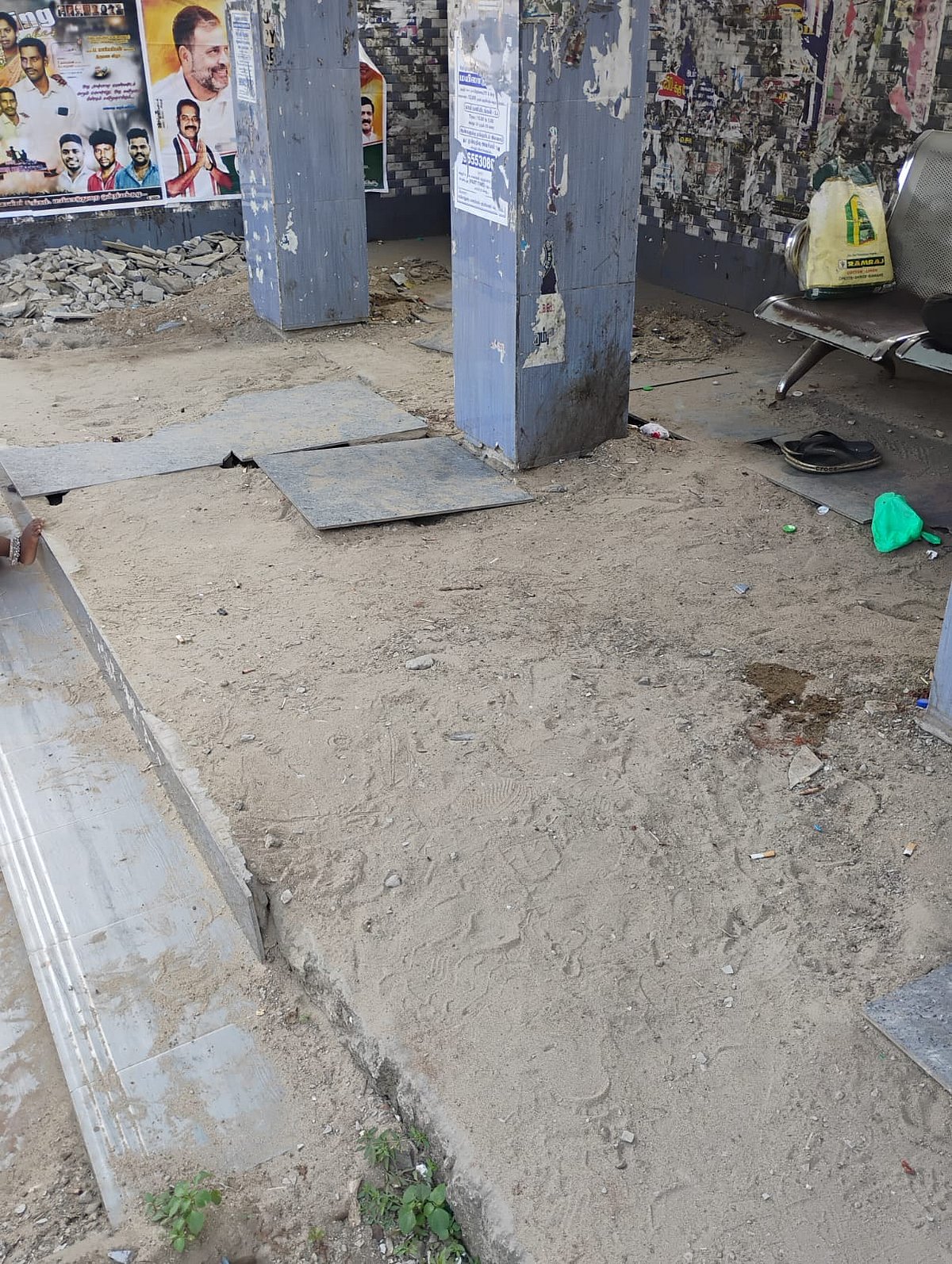 மயிலாடுதுறை:-`அரசு-தலைமை-மருத்துவமனை-பேருந்து-நிறுத்தத்தின்-அவல-நிலை---குமுறும்-நோ