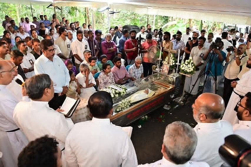 குழந்தையின் உடலுக்கு அஞ்சலி செலுத்த திரண்டவர்கள்