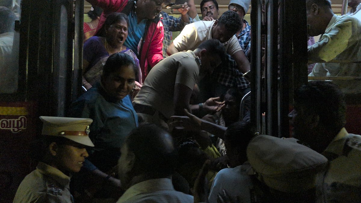 பேருந்தில் வாக்குவாதம்