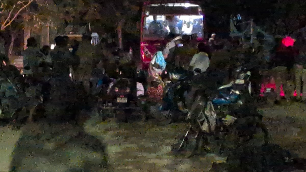 களமிறங்கி குண்டுக்கட்டாக கைது செய்த காவல்துறை (கேட்டுக்கு வெளியே இருந்து எடுக்கப்பட்ட புகைப்படம்)