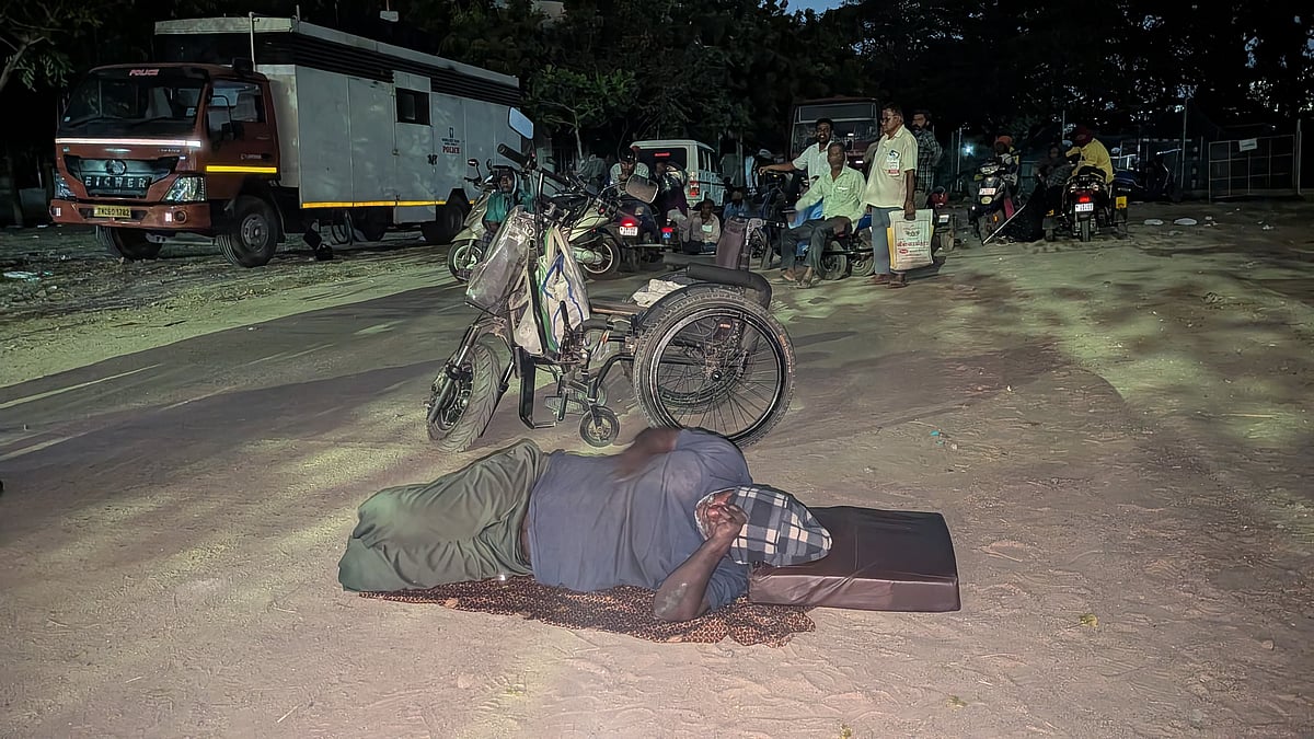 ராஜரத்தினம் ஸ்டேடியத்தில் நள்ளிரவை தாண்டியும் போராடிய மாற்றுத்திறனாளிகள் (Mobile Night Vision)