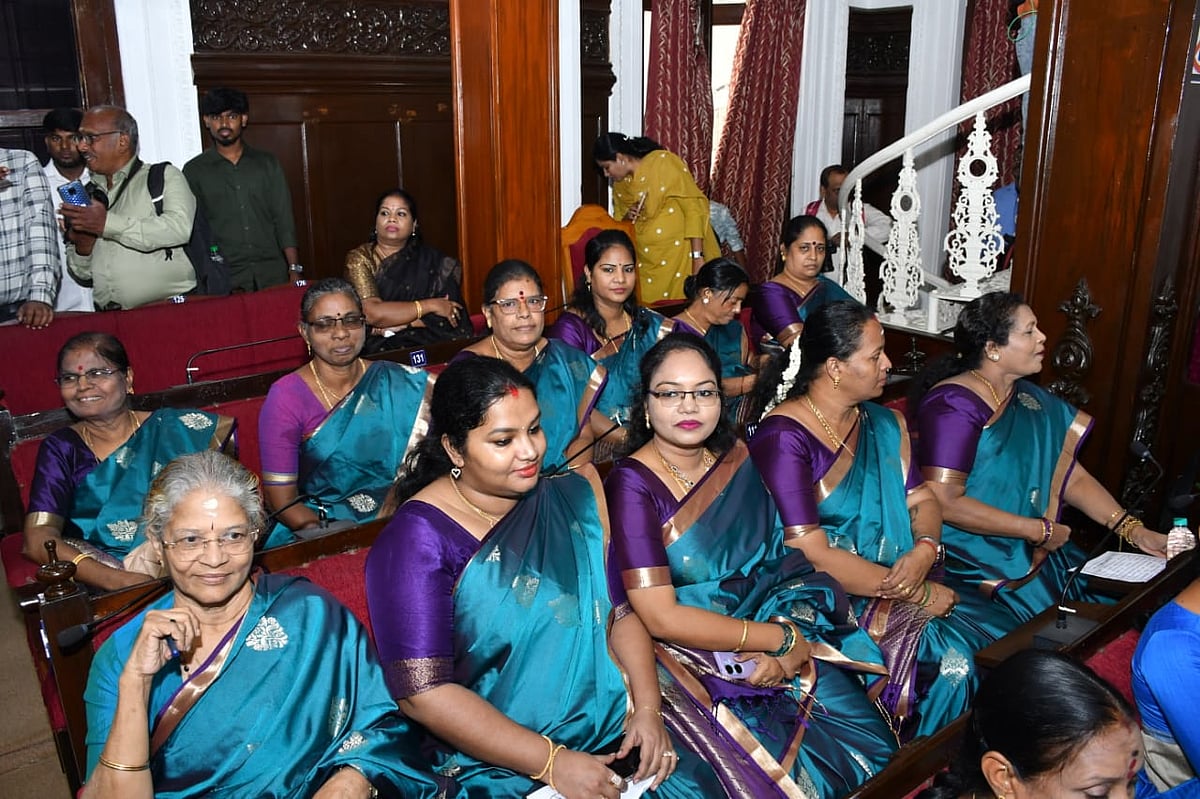 தலைமைகள்-அடிச்சிக்கிட்டாலும்;-நாங்கெல்லாம்-பிரண்ட்ஸ்தான்--க்ரூப்-சேலையில்-திமுக-காங்-கவுன்சிலர்கள்!