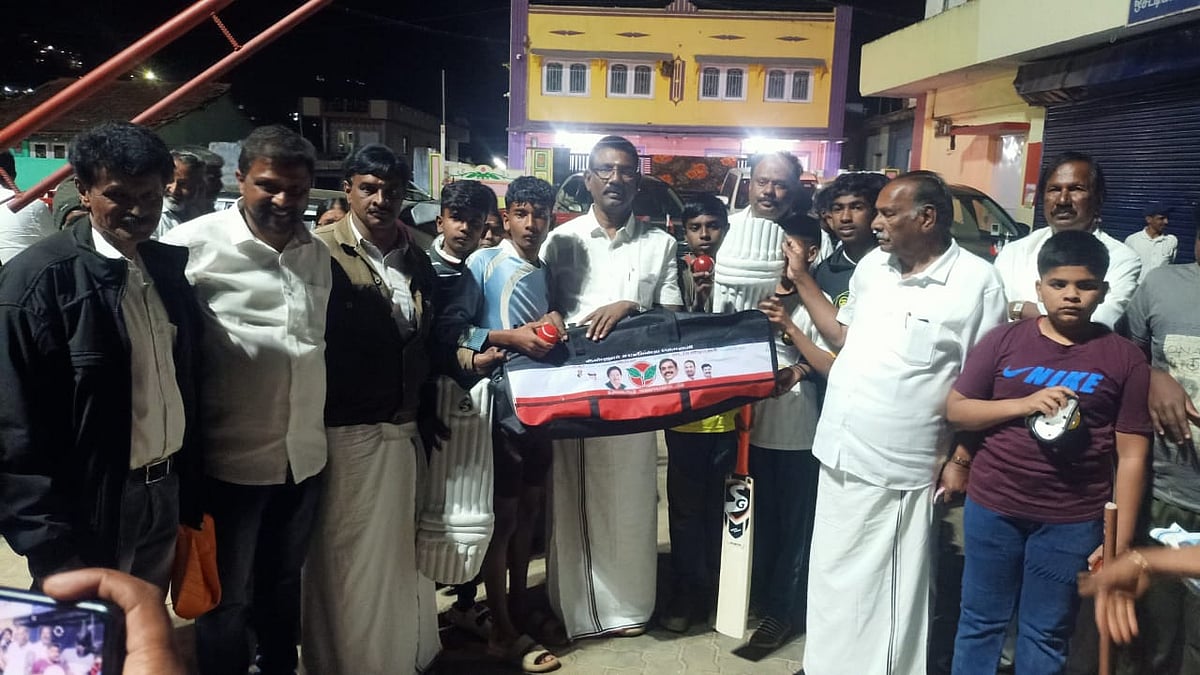 நீலகிரி:-இளைஞர்களுக்கு-கிரிக்கெட்-கிட்;-மகளிருக்கு-கிச்சன்-செட்--வாக்குகளை-வளைக்க-களமிறங்கிய-அதிமுக