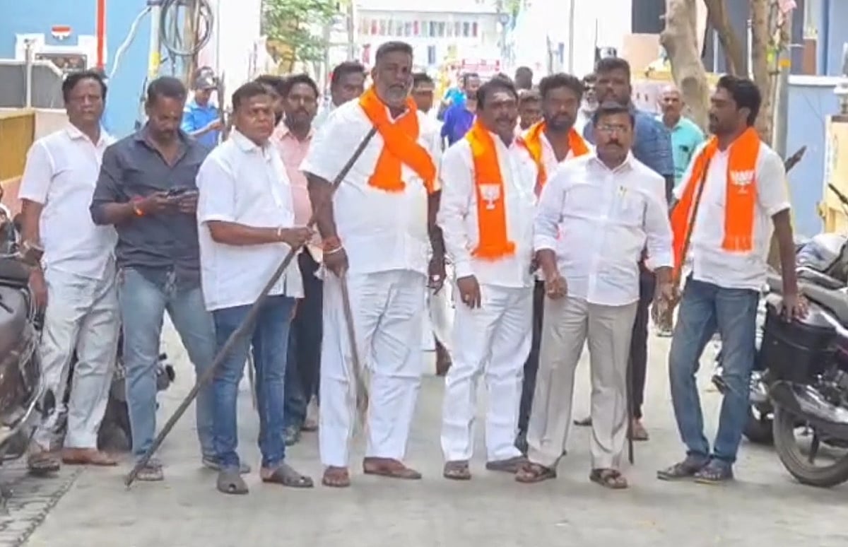 பிரதமர்-மோடி---ராகுல்-உருவ-பொம்மைகள்-எரிப்பு;-கல்வீச்சு,-செருப்பு-வீச்சால்-போர்க்களமான-புதுச்சேரி