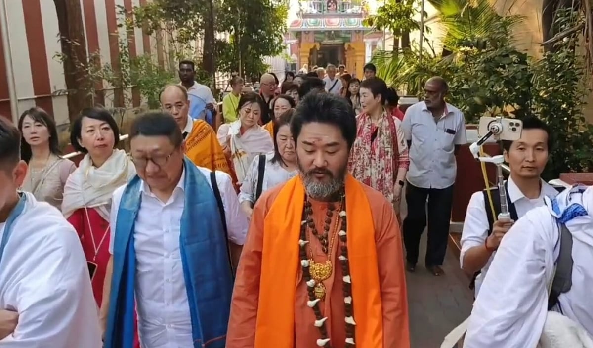 கருவூர் சித்தரை தரிசிக்க வந்தோம்! - பக்தி மார்க்கமாக கரூர் வருகைதந்த 50 ஜப்பானியர்கள்