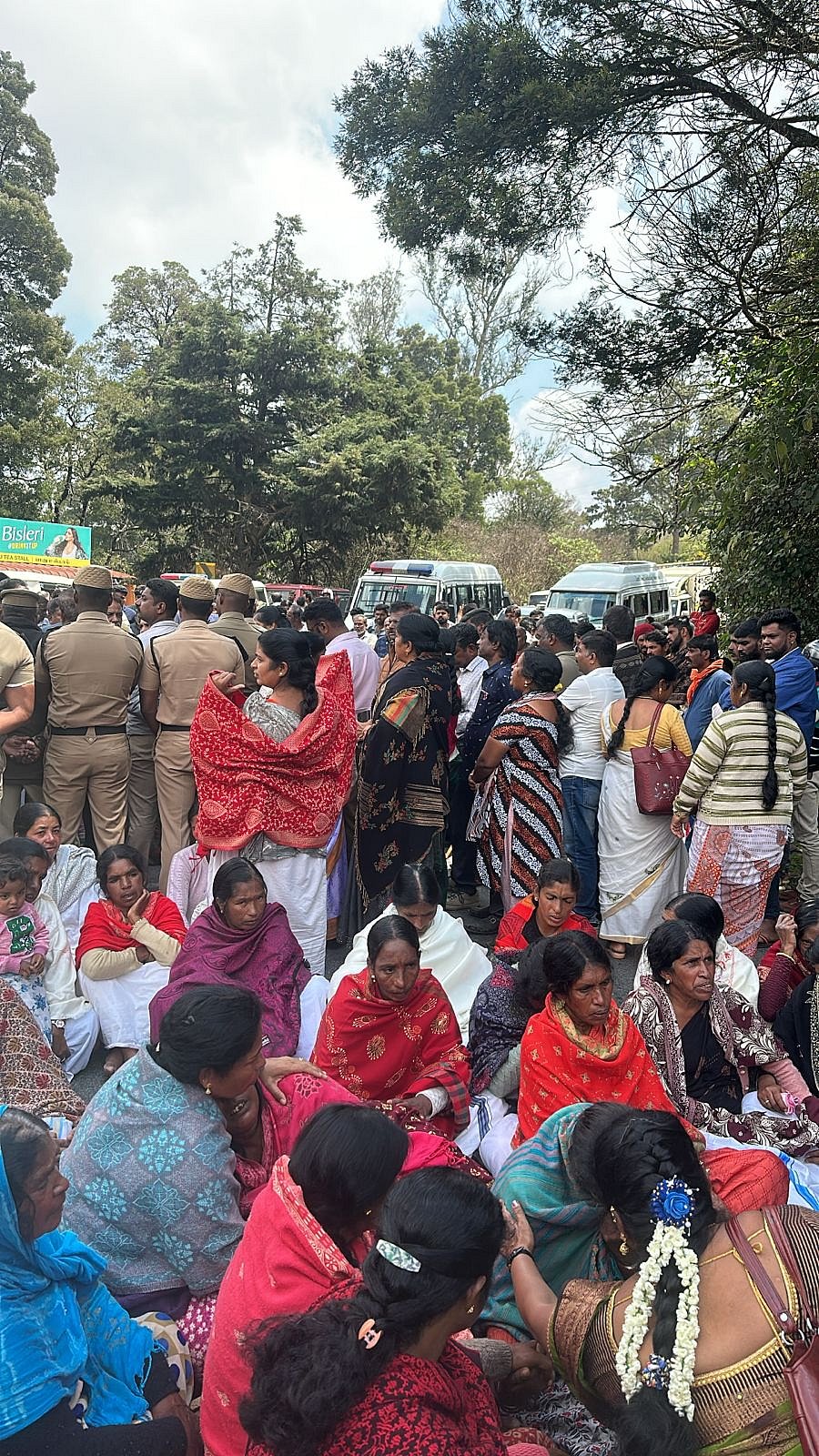 ஊட்டி:-பழங்குடியைக்-கொன்று-தின்ற-புலி,-ஆவேசத்தில்-வனத்துறைக்கு-எதிராக-சாலையில்-இறங்கிய-மக்கள்!