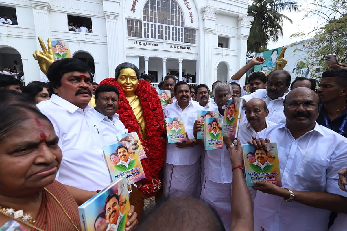 ஜெயலலிதா-பிறந்தநாள்:-பிரமாண்ட-கேக்-வெட்டி-கொண்டாடிய-எடப்பாடி-பழனிசாமி,-அதிமுகவினர்!