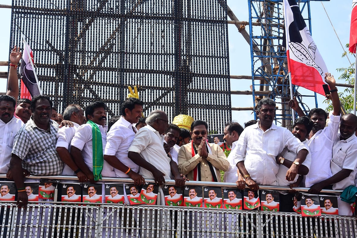 `எந்த பிரச்னைக்கும் இடம் கொடுக்காமல்... எங்கள் இலக்கு.! - தேர்தலில் போட்டியிடாதது குறித்து தினகரன்