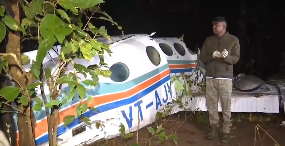 ஜார்க்கண்டில்-பயங்கரம்:-ஆம்புலன்ஸ்-விமானம்-விழுந்து-விபத்து;-பயணம்-செய்த-7-பேரின்-நிலை-என்ன?