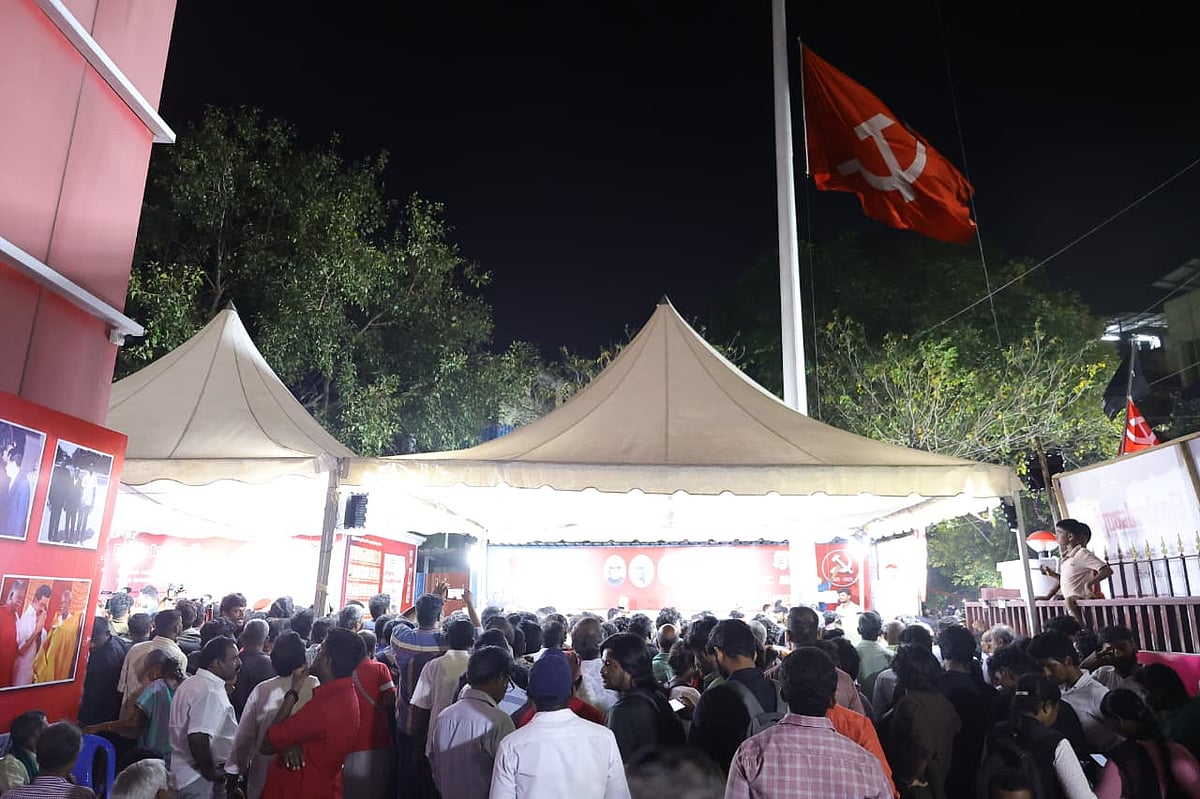 `தோழருக்கு-செவ்வணக்கம்---நல்லகண்ணு-உடலுக்கு-அரசியல்-தலைவர்கள்-அஞ்சலி!---Photo-Album