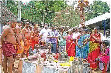 மேல்கலிங்கப்பட்டி எட்டுக்கை அம்மன் கோயில்