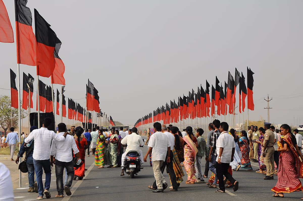 கோவை: திமுக  வாக்குச்சாவடி குழுவினருக்கான பயிற்சி மாநாடு! - வாழை தார்களை  எடுத்துச் சென்றனர்!